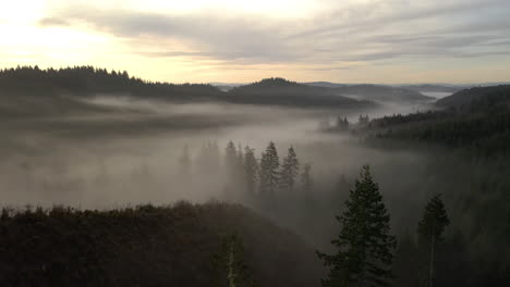 Quiet-foggy-mountain-landscape-of-Southern-Oregon--aerial