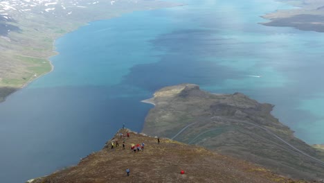 Gente-Disfrutando-De-Una-Vista-Increíble-Del-Fiordo-Reyðarfjörður-Desde-Hólmatindur