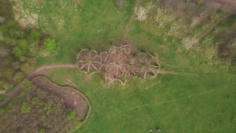 4K-Willow-Cathedral-Live-Skulptur-Aus-Weidenbäumen-In-Taunton-Somerset,-60fps-Drohne,-Die-Sich-Nach-Oben-über-Die-Baumkathedrale-Bewegt