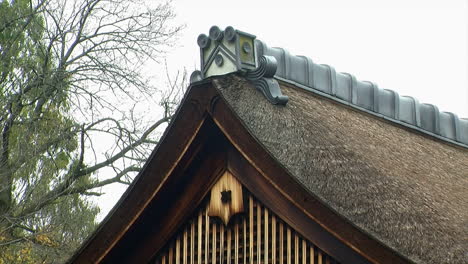 Die-Ziegeldachspitze-Eines-Hinoki-Rindendachs-Auf-Einem-Japanischen-Haus