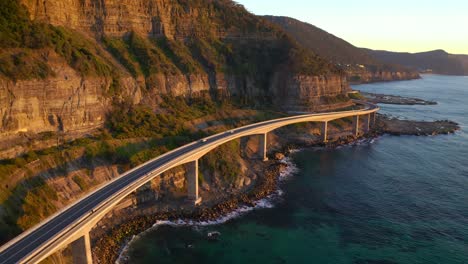 Fahren-Sie-Durch-Eine-Malerische-Straße-Mit-Küstenlandschaft---Sea-Cliff-Bridge-In-New-South-Wales,-Australien