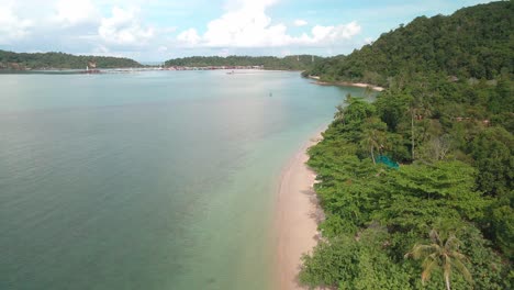 Luftaufnahme-Von-Klong-Koi-Beach-In-Bang-Bao,-Koh-Chang,-Tropischer-Thailändischer-Strand