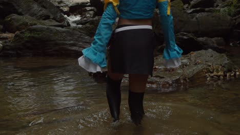 Cosplayerin-Geht-Im-Wasser-Am-Fuße-Eines-Wasserfalls-Und-Enthüllt-Ihr-Lucy-Hearfilia-Kostüm