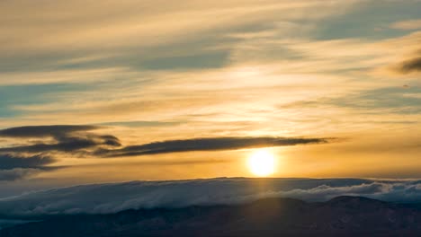 Der-Goldene-Himmel-Und-Die-Wolkenlandschaft-Bieten-Eine-Malerische-Aussicht-Im-Sich-Schnell-Bewegenden-Zeitraffer-Bei-Sonnenuntergang