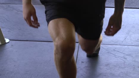 Muskulöser-Mann-Im-Fitnessstudio-Zu-Hause,-Der-Statische-Lunge-Beinmuskeln-Trainiert