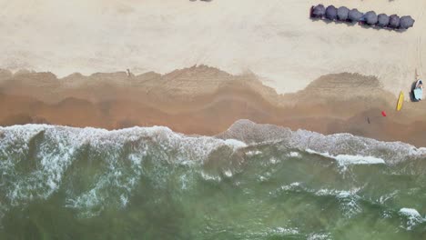 Arambol-Goa-Strand-Drohne-Erschossen-Arambol-Draufsicht-Textur-Grafik-Wellen-Strand-Und-Meer-Indien-Strandbett-Regenschirm