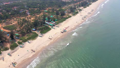Arambol-Goa-Beach-Drone-Disparó-Barcos-Orbitales-Barcos-En-Vista-De-Pájaro-De-Playa-Vacía