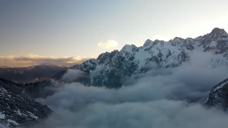 Antena-Ascendente-Sobre-Cloudscape-Y-Montañas