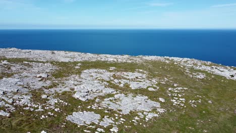 Ozeanblick-Irische-Meer-Schroff-Verwittert-Nordwales-Küste-Nationalpark-Moorland-Niedrige-Luftaufnahme-In-Sicht