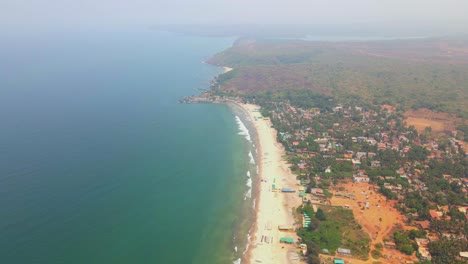 Arambol-Goa-Strand-Drohne-Erschossen-Arambol-Berg-Khalchawada-Markt-Und-Stadt-Draufsicht-Lange-Aufnahme