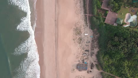 Goa-Sinquerim-Beach-Drone-Shot-Shack-Blick-Vom-Strand-Auf-Die-Wellen-Oben-Aus-Der-Vogelperspektive-über-Den-Strand