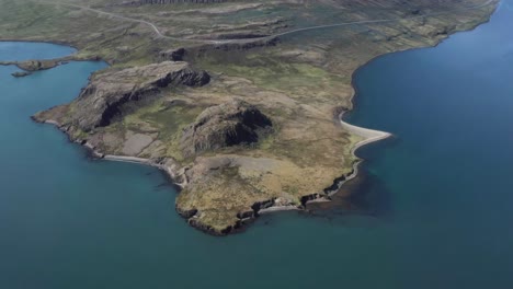 Península-De-Holmanes-Con-Agua-Azul-Del-Fiordo-Reyðarfjörður-En-Islandia,-Antena