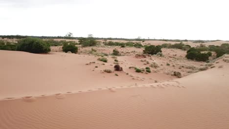 Outdoor-Natur-Drohne-Antenne-Pararalaxe-Frau-Zu-Fuß-Auf-Sandhügeln-Wüste