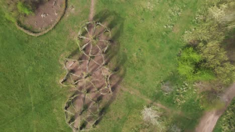 4K-Weidenkathedrale-Live-Skulptur-Aus-Weidenbäumen-In-Taunton-Somerset,-60fps-Drohne-Bewegt-Sich-Vorwärts-Und-Dreht-Sich-Nach-Links-über-Der-Baumkathedrale