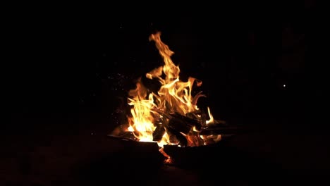 Lagerfeuer-Verbrennt-Holz,-Nachtaufnahme-In-Zeitlupe