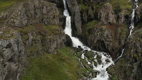 Steigt-An-Einem-Mächtigen-Wasserfall-Mit-Weißem-Wasser,-Das-Von-Einer-Vulkanischen-Klippe-Fällt