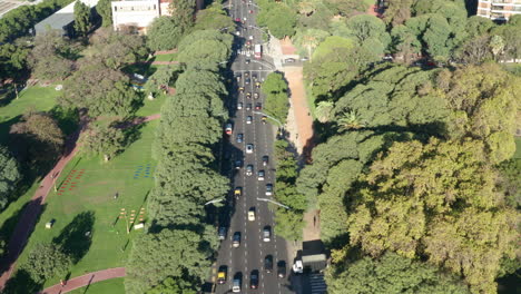 Antenne---Recoleta-Libertador-Avenue,-Buenos-Aires,-Argentinien,-Breiter-Absenkschuss