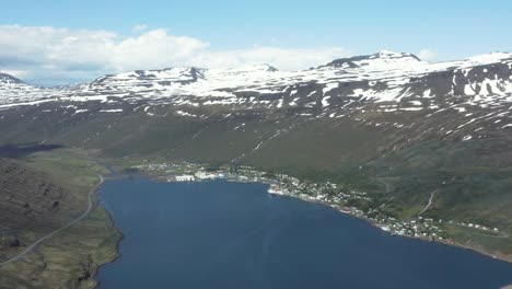 Antenne-Der-Stadt-Eskifjörður-Im-Malerischen-Fjord-Reyðarfjörður-In-Island