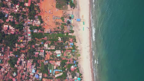 Arambol-Goa-Strand-Drohne-Geschossen-Arambol-Berg-Khalchawada-Markt-Und-Draufsicht-Auf-Die-Stadt