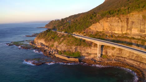 Sea-Cliff-Bridge-Am-Rand-Der-Sandsteinklippe-Während-Des-Sonnenuntergangs-In-New-South-Wales,-Australien