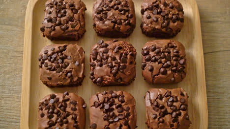 Brownies-De-Chocolate-Negro-Con-Pepitas-De-Chocolate-Encima