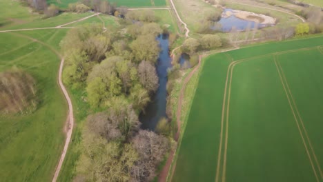 4k-Volando-Sobre-El-Tono-Del-Río-Cerca-Del-Parque-French-Weir-En-Taunton-Somerset,-Drone-Volando-Hacia-Atrás