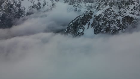 Vuelo-Sobre-Nubes-De-Algodón-Ondulantes-Con-Montañas-De-Los-Alpes-Picos-Blancos-Nevados
