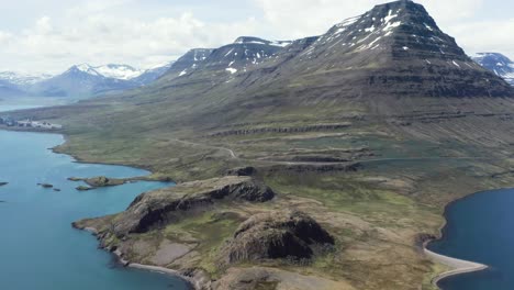 Impresionantes-Montañas-De-Islandia-En-El-Fiordo-Reyðarfjörður,-Pico-Hólmatindur