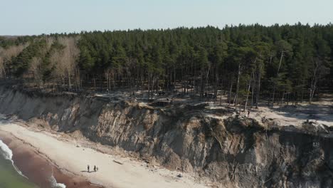 Luftaufnahme:-Die-Hohe-Klippe-Der-Holländermütze,-Die-Sich-Im-Litauischen-Küstenregionalpark-Befindet
