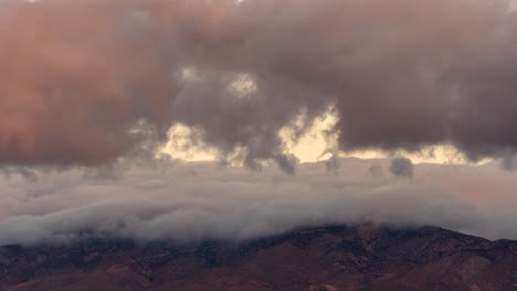 Wolken-Rollen-Von-Den-Bergen-Im-Zeitraffer-Des-Sich-Schnell-Bewegenden-Sonnenuntergangs