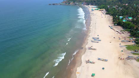 Arambol-Goa-Beach-Drone-Erschossen-Schiffe-Boote-Am-Leeren-Strand-Aus-Der-Vogelperspektive-Draufsicht-Erledigt