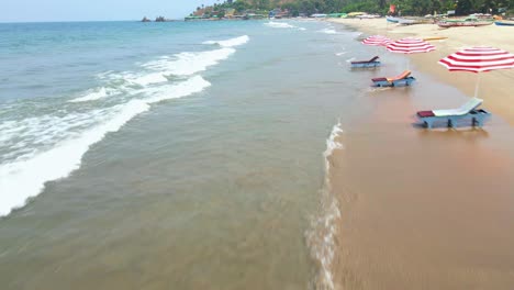 Arambol-Goa-Beach-Drone-Shot-Schiffe-Boote-Am-Leeren-Strand-Aus-Der-Vogelperspektive-Strandhütten-Strandbett-Sommerferien
