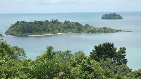 Punto-De-Vista-En-La-Isla-De-Koh-Chang-Con-Islas-Tropicales-Y-Un-Exuberante-Bosque-Verde