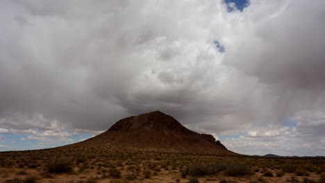 Wolken-Beschatten-Einen-Kegelförmigen-Berg-In-Der-Mojave-Wüste---Stationärer-Zeitraffer