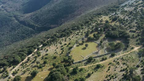 Exuberantes-Montañas-Verdes-Y-Vegetación-En-Cres,-Croacia---Toma-Aérea-De-Drones