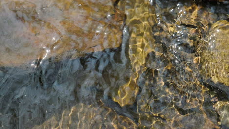 Fluss-Fließt-über-Steine