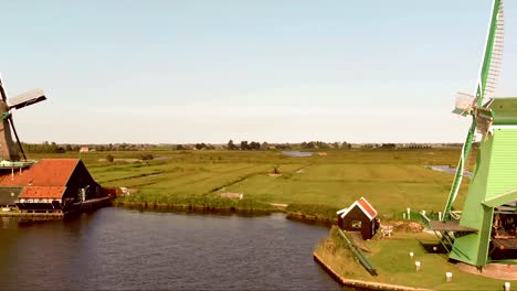 Panoramic-of-Zaanse-Schans-Windmills-on-a-sunny-afternoon,-Netherlands