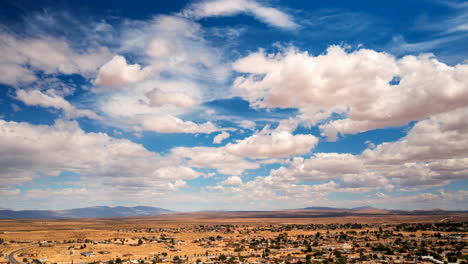 Schwenkzeitraffer-Einer-Dramatischen-Wolkenlandschaft-über-Der-Kalifornischen-Stadt-Im-Becken-Der-Mojave-Wüste