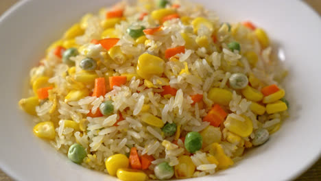 Hausgemachter-Gebratener-Reis-Mit-Gemischtem-Gemüse-Und-Ei