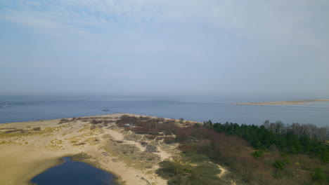 Luftaufnahme-Mit-Blauer-Ostsee,-Sandstrand-Und-Natürlichem-See-Im-Naturschutzgebiet-Mewia-Lacha-Im-Sommer