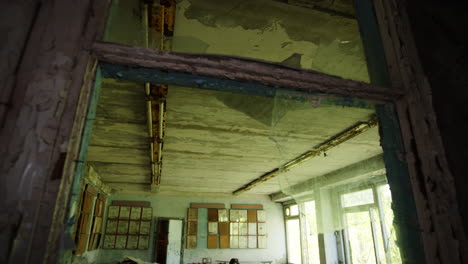 Abandoned-and-destroyed-classroom-of-Pripyat-elementary-school,-tilt-down