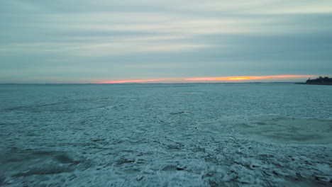 Weiße-Landschaft-Im-Winter-Bei-Sonnenuntergang---Niedrige-Antenne