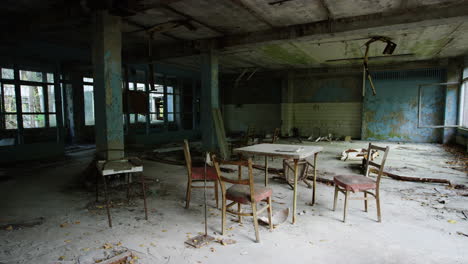 Antike-Möbel-Mit-Staub-Bedeckt,-Die-In-Pripyat,-Tschernobyl,-Verlassen-Wurden