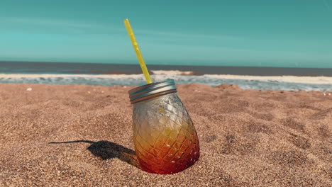 Sommerlicher-Tropischer-Pina-Colada-cocktail-In-Einem-Ananasglas-An-Einem-Wunderschönen-Strand-Mit-Den-Meereswellen,-Die-Vom-Ozean-Hereinrollen
