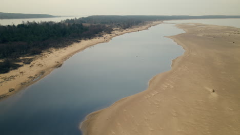 Desembocadura-Del-Río-Vistula-Y-Dunas-En-La-Reserva-Natural-Mewia-Lacha-En-La-Isla-Sobieszewo,-Bahía-De-Gdansk,-Mar-Báltico,-Polonia