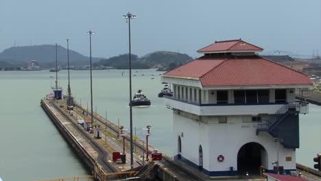 Traffic-control-tower-at-Pedro-Miguel-locks,-Panama-Canal