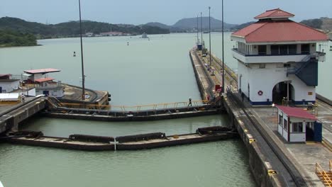 Traffic-control-tower-at-Pedro-Miguel-locks,-Panama-Canal