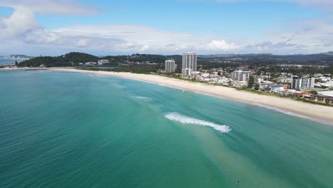 Scenery-Of-Holiday-Resort-Buildings-And-Pristine-Blue-Water-At-Palm-Beach-In-Queensland,-Australia