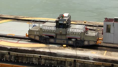 Locomotora-En-Las-Esclusas-De-Pedro-Miguel,-Canal-De-Panamá