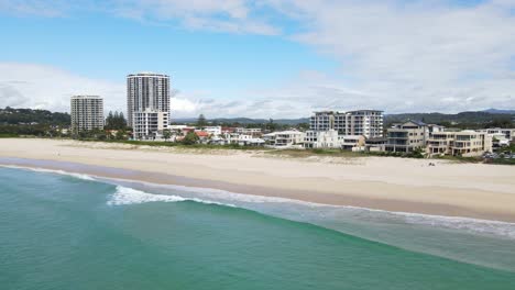 Building-Structures-At-The-Oceanfront-And-The-Blue-Water-Of-Palm-Beach-In-The-City-of-Gold-Coast,-Queensland,-Australia